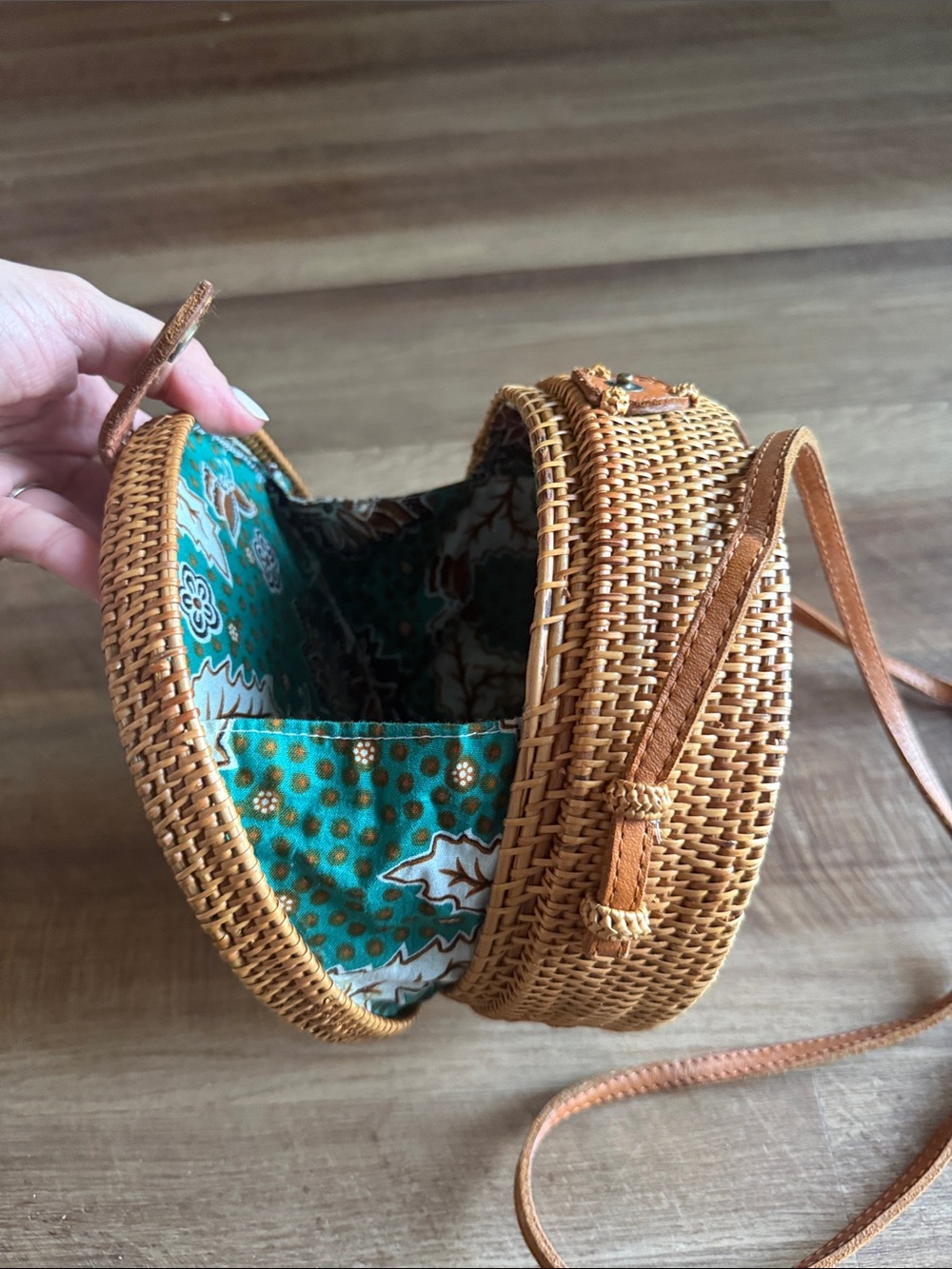 Pink Haley – Jones Vacay Round Straw Crossbody Bag Woven Round - Picture 3 of 3
